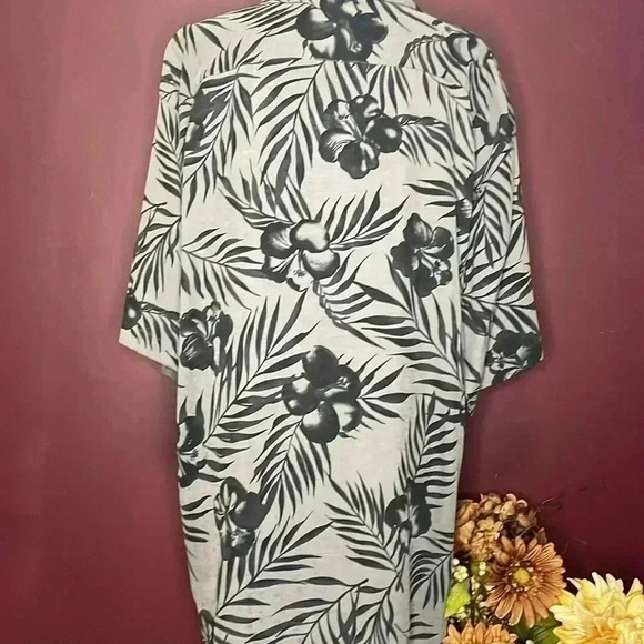 Tommy Bahama Men’s XL Silk Gray & Black Short Sleeve Hawaiian Shirt - Picture 3 of 7